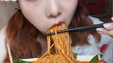 小姐姐吃火鸡面，里面还有烤肠，瞧她吃得那叫一个惬意
