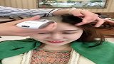 美女这是怎么了，希望她一切安好！