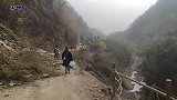 太惊险了，山体塌方道路瞬间掩埋