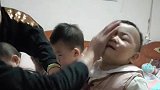 爸爸给龙凤三胞胎兄妹洗脚，这爸爸太不专业了，哥哥都懵了