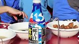 学校高三吃席，高一高二在走廊看