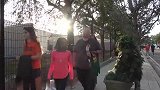 假扮草人故意向路人伸手，路人纷纷被吓到