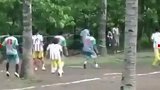 不怕撞树上？印尼老铁深山老林里画球场踢比赛