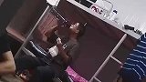 农民工大叔为了省钱，连续几天吃馒头喝白开水