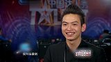 22岁男孩现场表演魔术，头部的灵活运动，引起观察员的兴趣