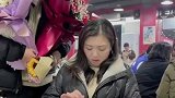 兵哥哥回家休假扮送花小哥，妈妈认出后笑到停不下来