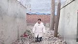 儿子儿媳去上班，婆婆丢下小孙子去打牌，儿媳回家怒打婆婆