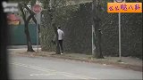 国外恶搞：现实版的你逃我也逃，连路人也跟着逃跑