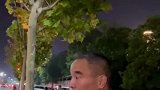 女儿一家三口突然从千里外赶回家，父亲开心得手足无措