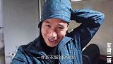 4月份下着大雪，二蛋和老表围在火炉烤点心吃，标配罐罐茶，香！