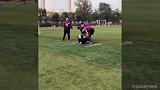 拄拐小哥石膏脚接球火遍全网 队友：自己啥状态不知道？