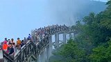天悬栈道云雾缭绕