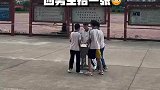 四个男生抬一张桌子，一个女生抗2张桌子