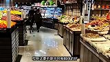 狗路过都被大妈说几句