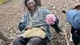 看我们的群众演员真的很辛苦，给他一个赞吧