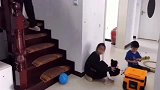 老爸下楼梯一瞬间险些摔倒，女儿用自己的小身躯挡住了爸爸！