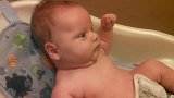 小宝宝洗澡，一接触水小娃立马瞪大眼睛，一脸崩溃，刁民又想害朕