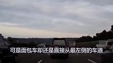 面包车突然失控，在道路上横冲直撞，幸亏没有伤及无辜