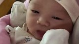 刚出生的宝宝真的好神奇，下一秒宝宝呆萌反应，萌炸了