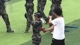 高校军训汇演，小姐姐一记剪刀脚燃爆全场