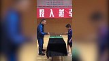 刘国梁和小朋友练习乒乓球 最后这波有点小秀