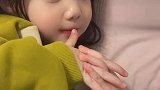 爸爸撒娇要抱抱女儿一把搂进怀里