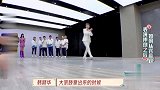 象牙山爱逗团：秦岚走秀温柔扶起宋小宝，文松摔倒也太浮夸了
