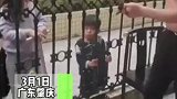广东：东北老乡聚餐吃烧烤，引来小朋友围观，烤熟了分给孩子们吃
