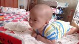 两个月的小宝宝好厉害，居然可以抬头抬得这么好，表情萌翻了！