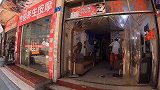 外卖哥送餐到理发店，店主开口就怨意满满：啥子都写我的地址！