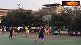 校队后卫，投篮姿势潇洒还投得准，堪称教科书式中投！