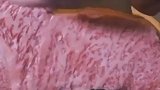 切肉如切豆腐般的雪花牛肉，看着都是一种享受