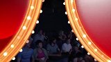 国外恶搞，胖子入影院折腾够惨，不能正常观影的观众真想打他