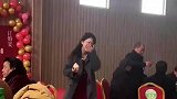 女子吃到了闺蜜专门给她留的小蛋糕