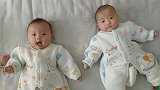 三胞胎一起躺在床上，这画面也太温馨了吧，让人看了真想生宝宝！