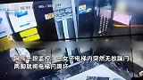 女子在运行的电梯内练“腿功”，两脚踹爆电梯门卡楼层中间，下秒不淡定了