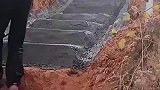 我们村的水泥路，总感觉不对劲