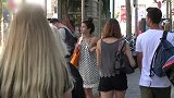 爆笑二货小伙穿西装配条短裤衩就出门了路人笑得合不拢嘴