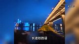 男子划船下班，顺流划了3小时：坐车也就25分钟，手累腿麻！