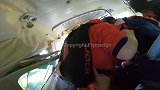 荷兰：一架载有17名跳伞者的飞机紧急降落，摄影师拍下惊险场面