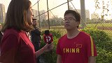 国足集训引深圳市民围观 记者零距离采访球迷有话说