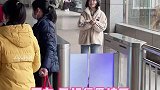 她不用说话，光站在哪里就让人满心欢喜