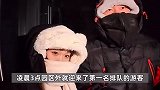 哈尔滨冰雪大世界开园！有人凌晨零下22℃裹棉被排队，队伍绵延望不到头