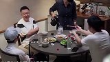 于谦教育方式 在综艺里谈到于谦的教育方式 谦大爷表示只有表现好才能上幼儿园，但教育起孩子那是真严格！