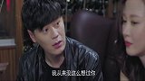 女孩与室友在一起喝酒，擦出火花，热情拥