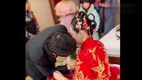 新娘已经控制不住了，淡定一点好不好，新郎都有点害羞了！