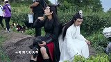 陈情令花絮：肖战片场给王一博讲菜青虫的故事，这天气太热了