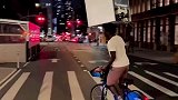 这是在练铁头功吗