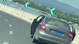 一车辆行驶中车门“谨慎敞开”
