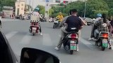 外卖小哥等红灯途中自嗨，赚不赚钱不重要开心就好